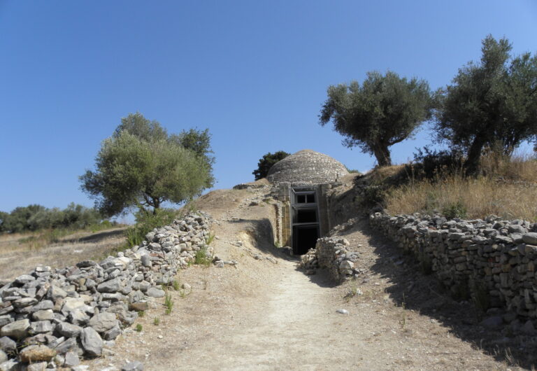 Peristeria_Mycenean_Tomb2